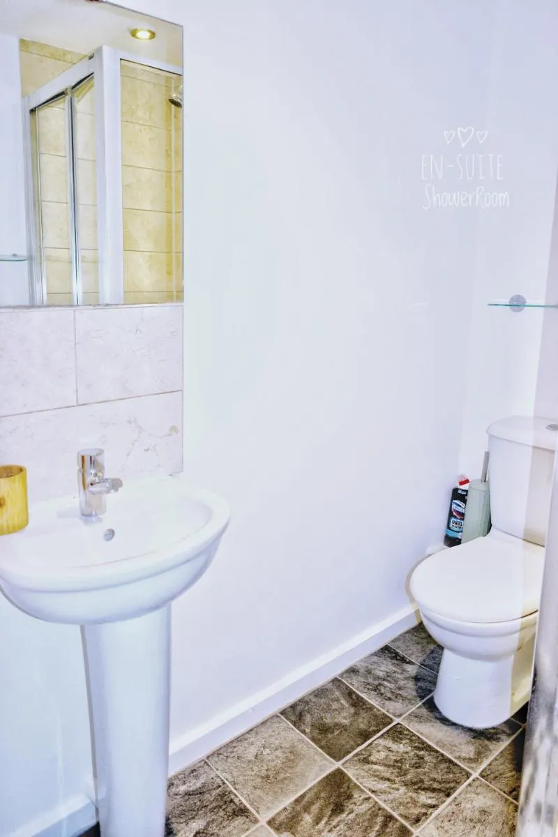 Image 5 of 2 Bed ensuite with Balcony and Free onsite Parking