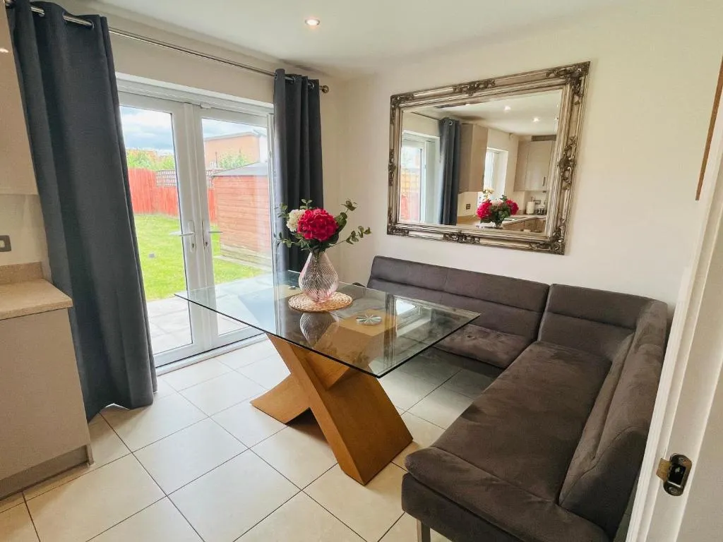 Image of 3 Bed Stylish house with parking close the Etihad