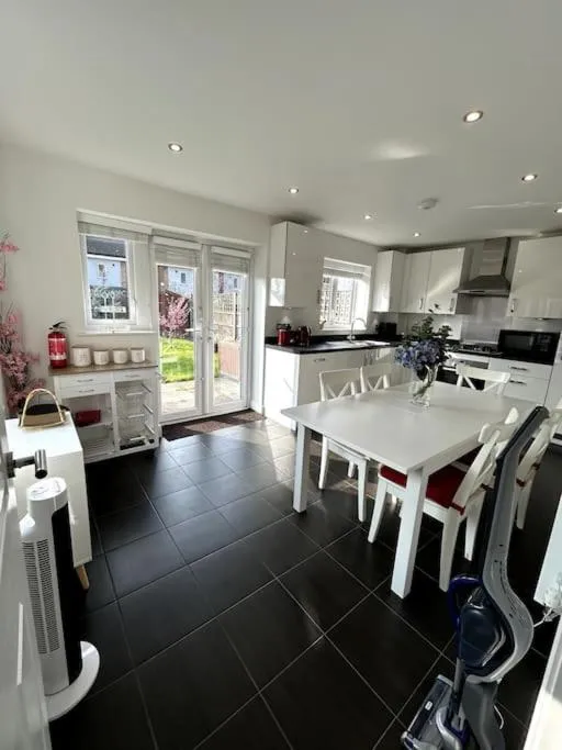 Image 3 of 3-bedroom house close to city centre