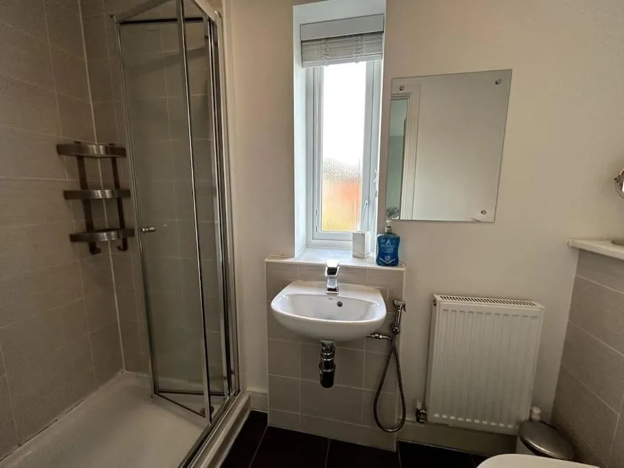 Image 2 of 3-bedroom house close to city centre