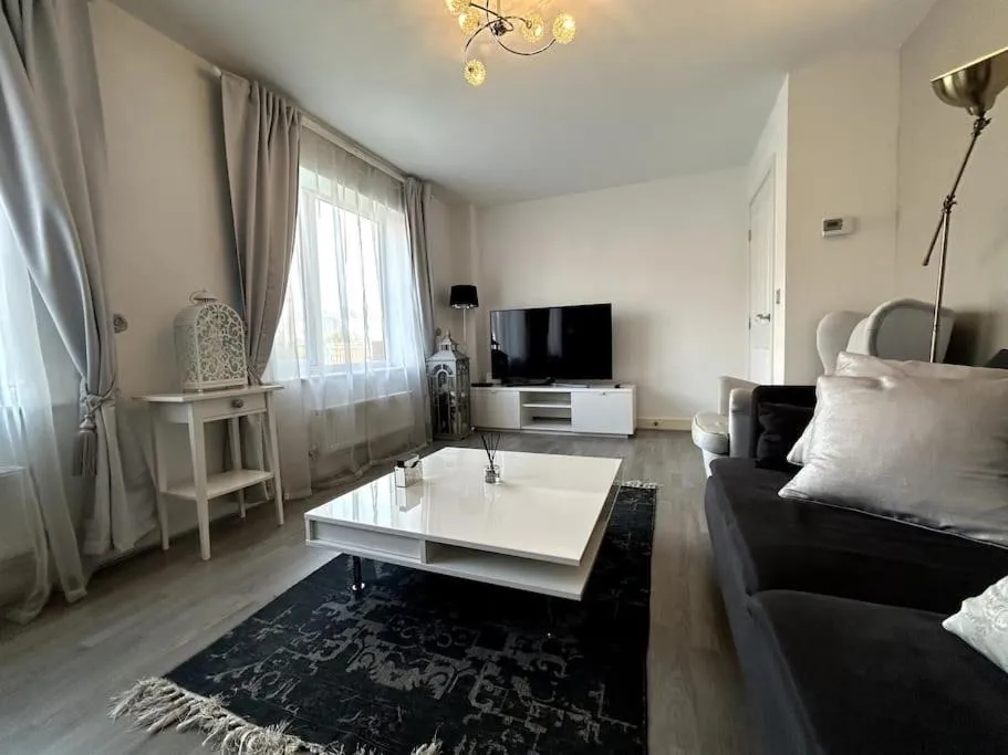 Image 1 of 3-bedroom house close to city centre