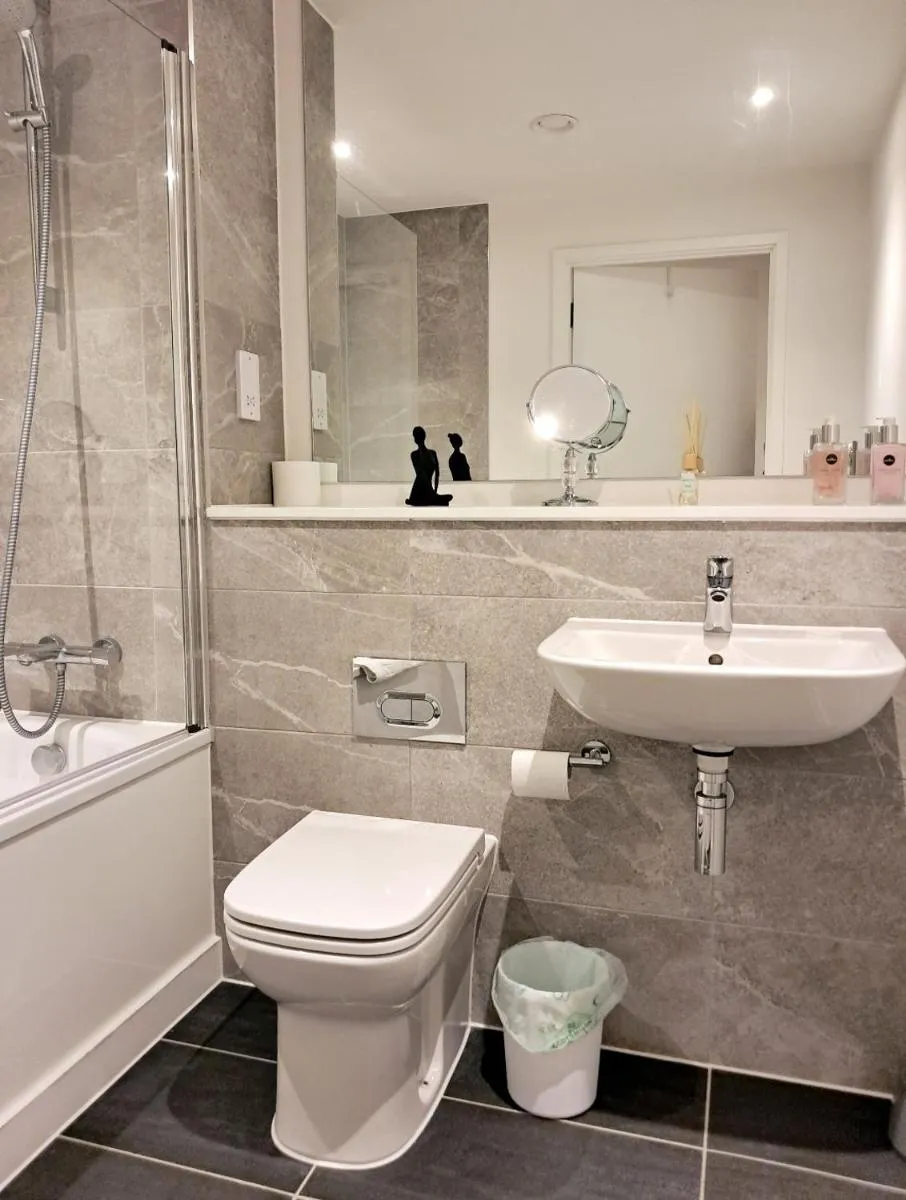 Image 5 of Balcony, Waterfront, En-suite, Roof Terrace, City Views Salford Manchester Apartment