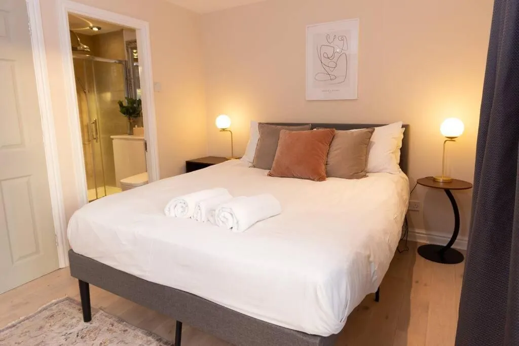 Image 2 of Beautiful West Didsbury 4BR Home