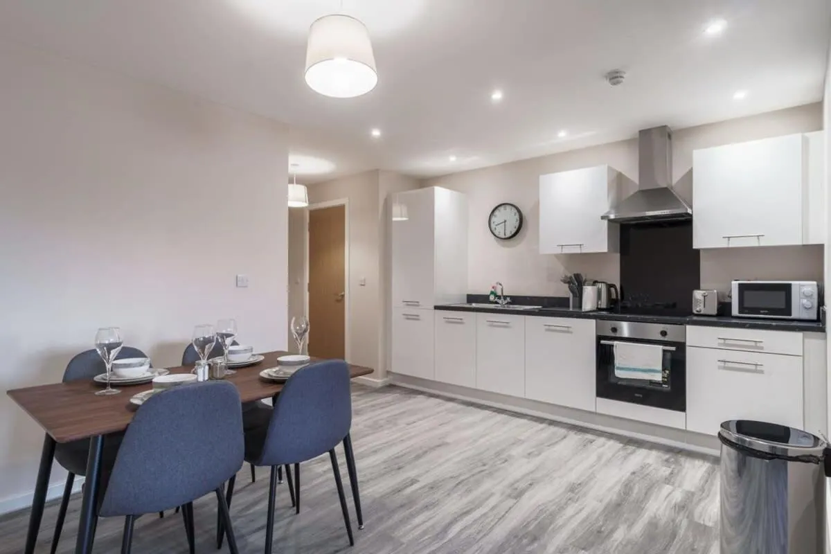 Image 3 of Bright 2 Bed Apartment Manchester – Sleeps 4
