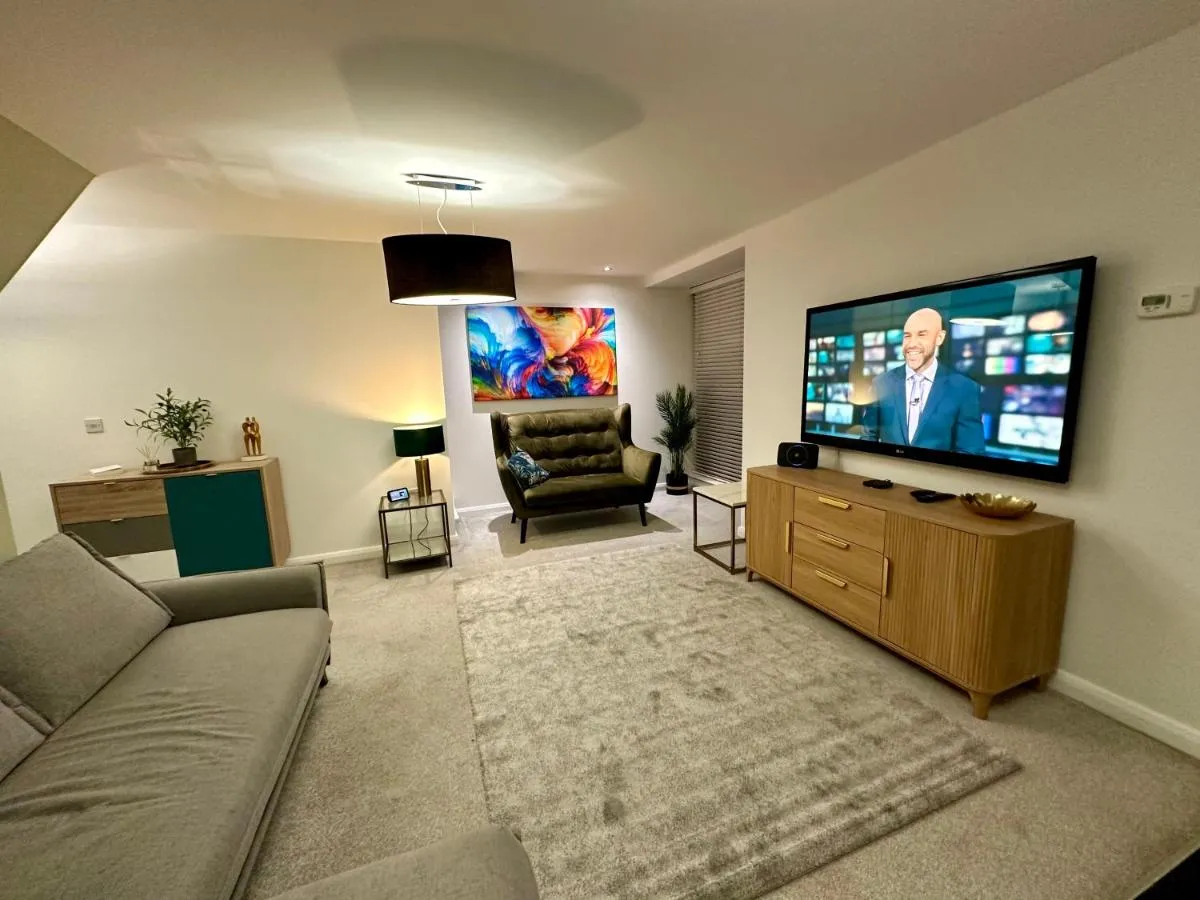 Image 4 of Central 3BR home in Manchester