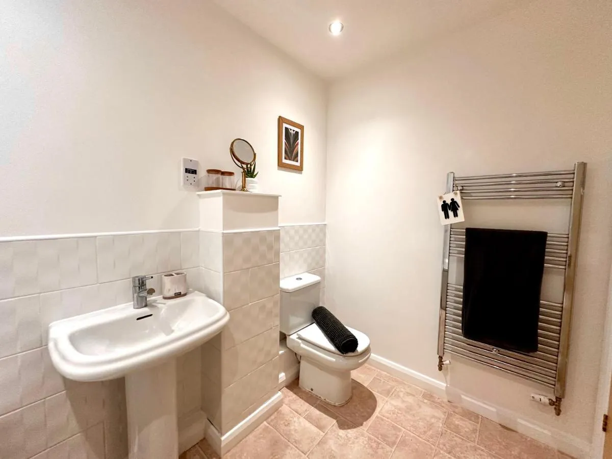 Image 6 of Central 3BR home in Manchester
