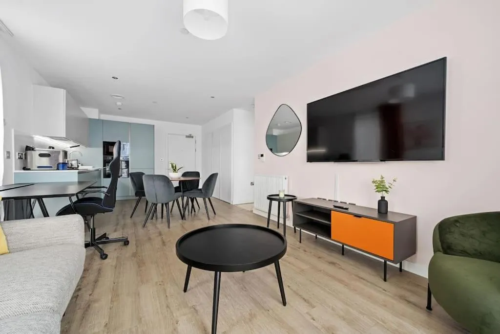 Image 4 of Central Luxurious Two Bedroom Apartment