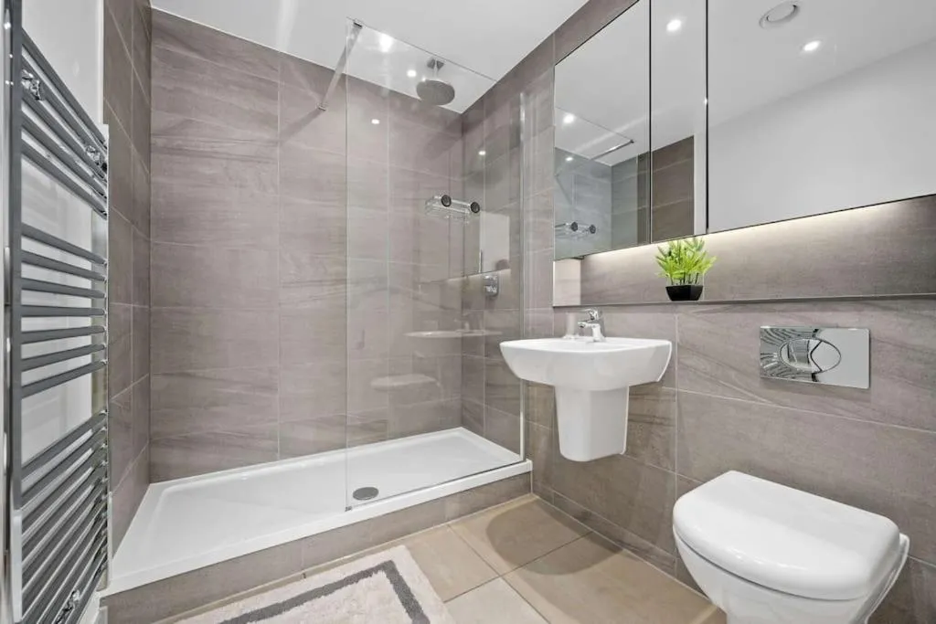Image 2 of Central Luxurious Two Bedroom Apartment