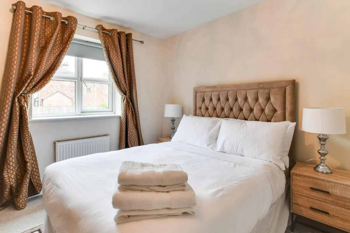 Image 6 of Charming 2-Bed House in Middleton Manchester