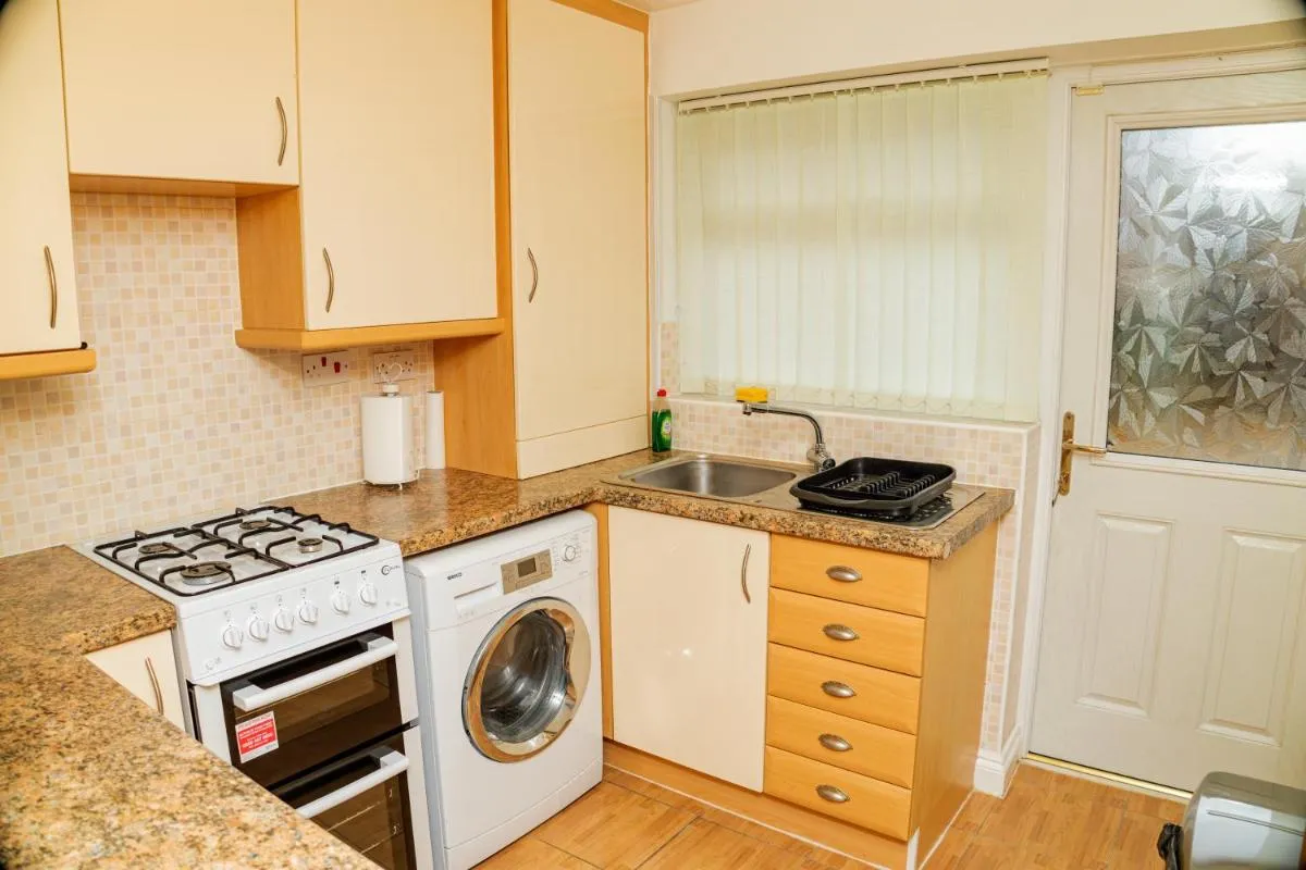 Image 3 of Charming 2-Bedroom in MANCHESTER