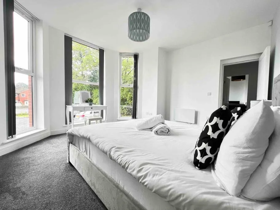Image 1 of FREE PARKING – Cosy 2-BR Flat near Salford Royal