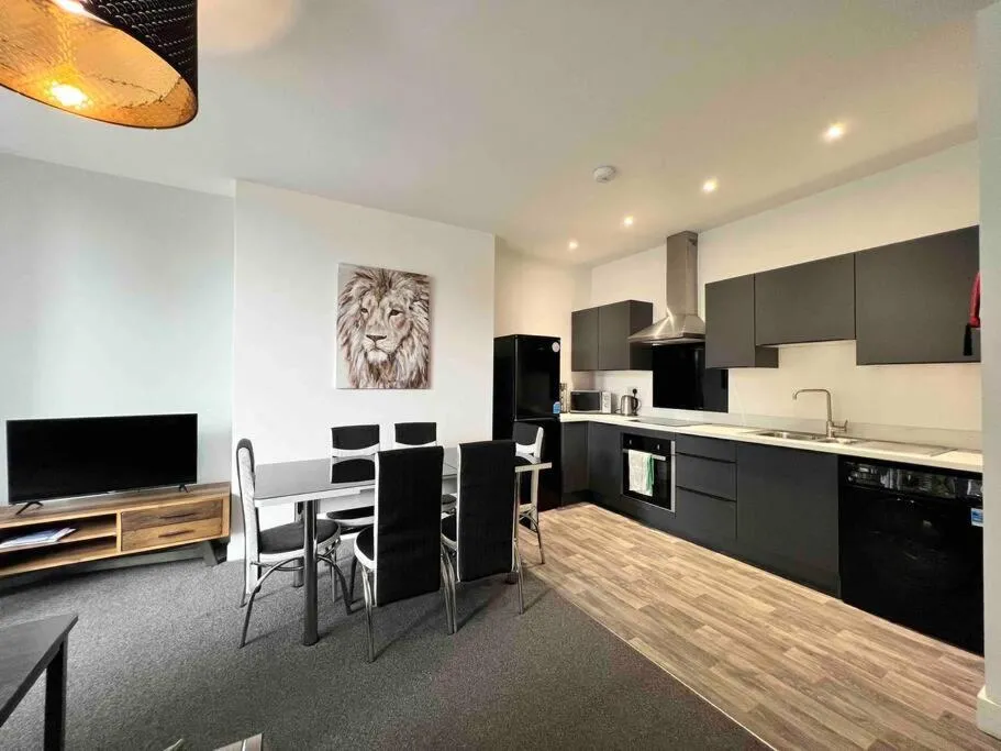 Image 3 of FREE PARKING – Cosy 2-BR Flat near Salford Royal