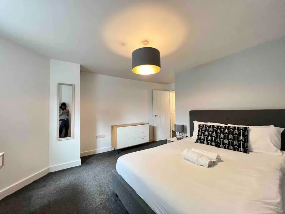 Image 1 of FREE PARKING – Lovely 2-BR Flat near Salford Royal
