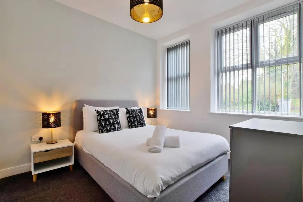 Image 1 of FREE PARKING – Spacious 2-BR close to Salford Royal