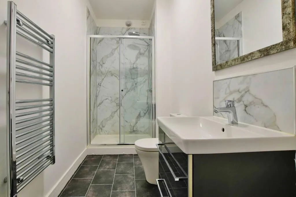 Image 2 of FREE PARKING – Spacious 2-BR close to Salford Royal
