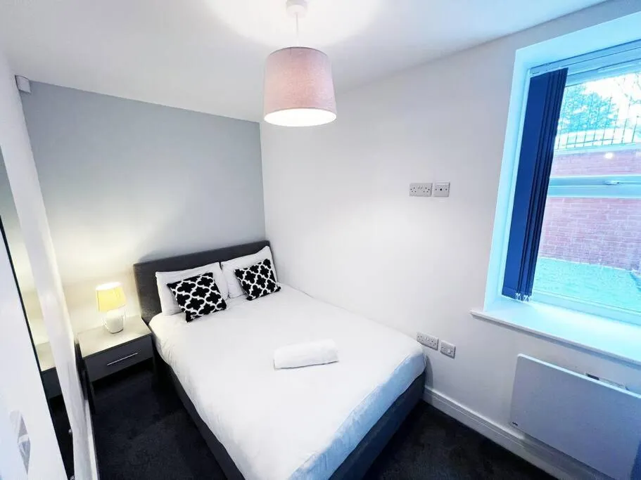 Image 6 of FREE PARKING – Stunning 2-BR near Salford Royal
