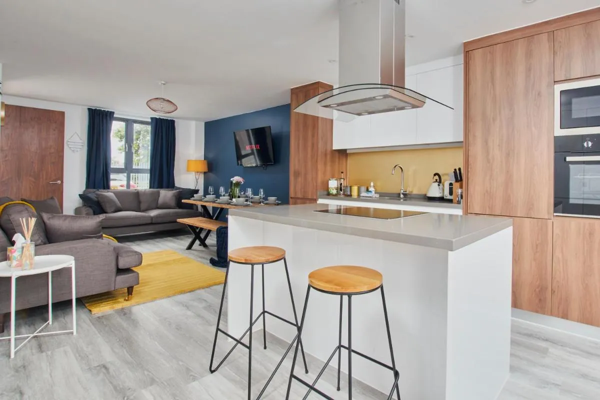 Image 4 of Fabulous 5 Bed House w Parking