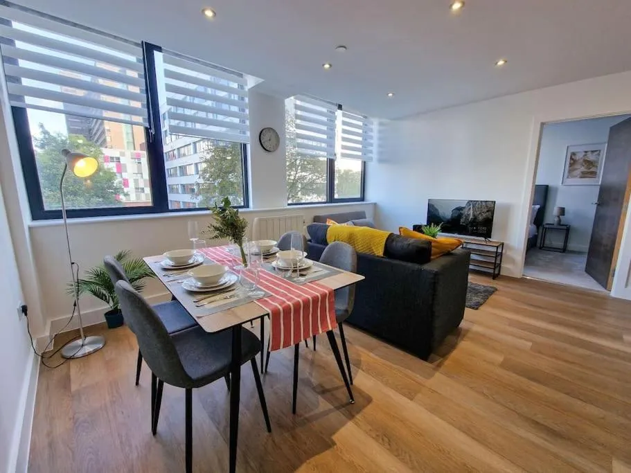 Image 3 of Free Parking: Old Trafford Apartment