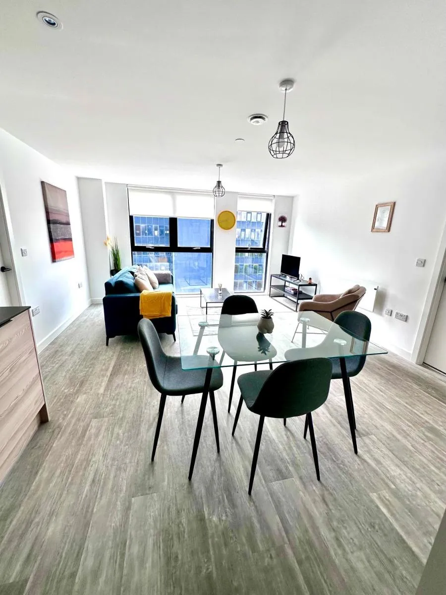 Image 3 of Fresh 2Bed 2Bath Apartment 2mins drive to Man Utd Stadium