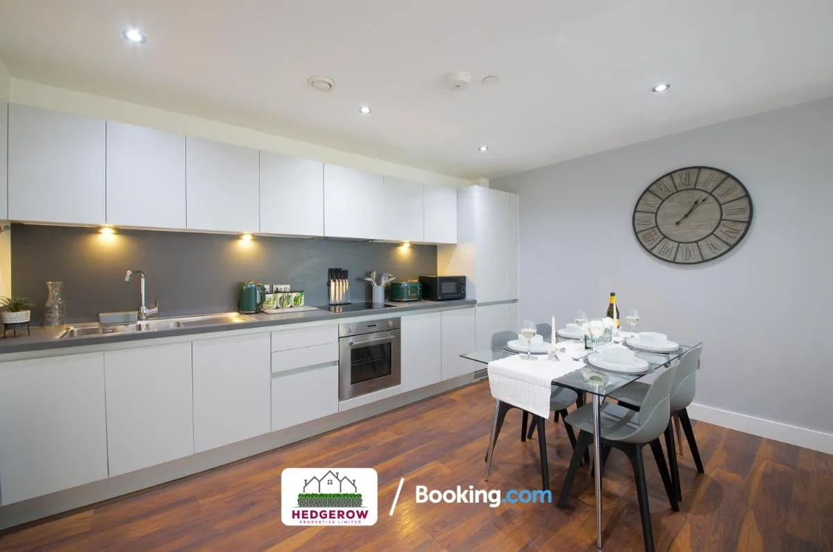 Image 3 of LAST MIN LONG-TERM 4GUESTS! ENJOY Modern,Minimal and ELEGANT Deluxe 2 Bed 2 Bath Manchester City Centre Apartment By Hedgerow Properties Limited ll