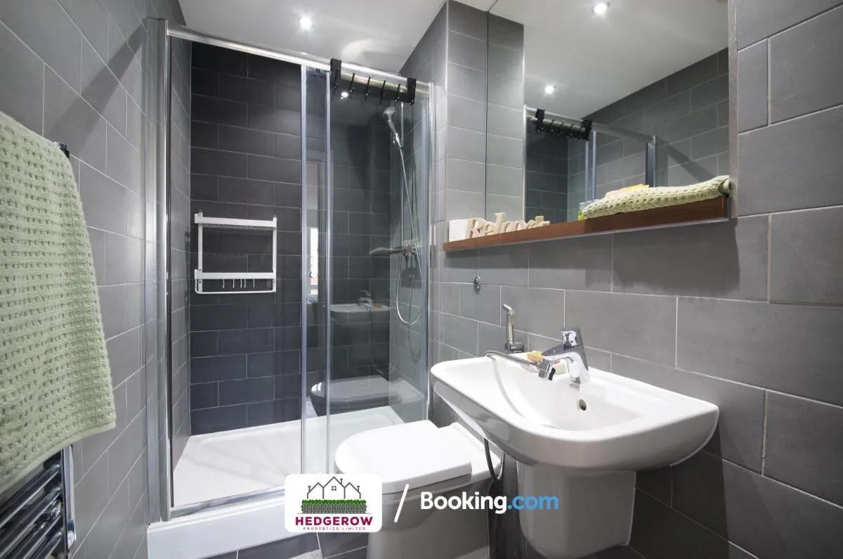 Image 2 of LAST MIN LONG-TERM 4GUESTS! ENJOY Modern,Minimal and ELEGANT Deluxe 2 Bed 2 Bath Manchester City Centre Apartment By Hedgerow Properties Limited ll