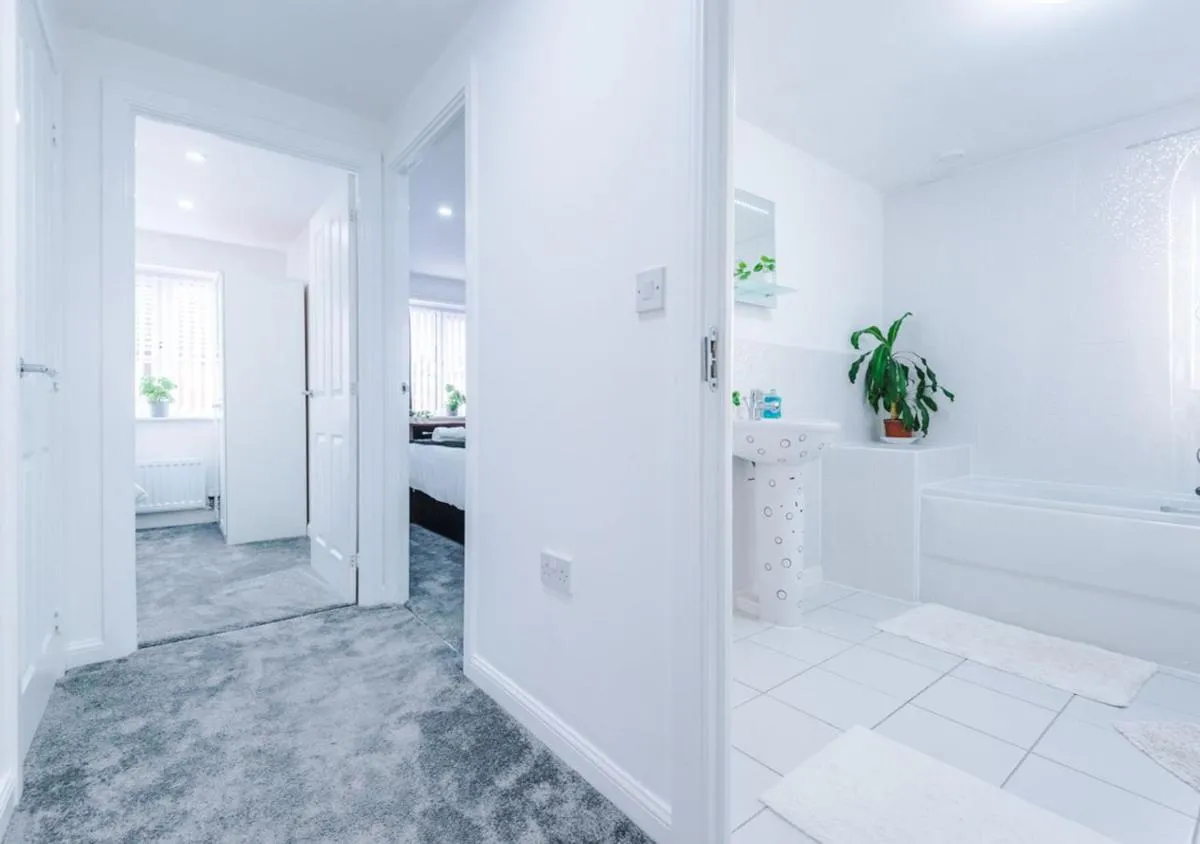 Image 2 of LUXURY 3 BEDROOM HOUSE Close to Manchester Center