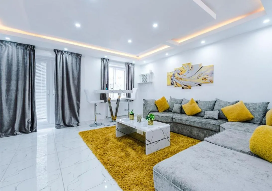 Image of LUXURY 3 BEDROOM HOUSE Close to Manchester Center