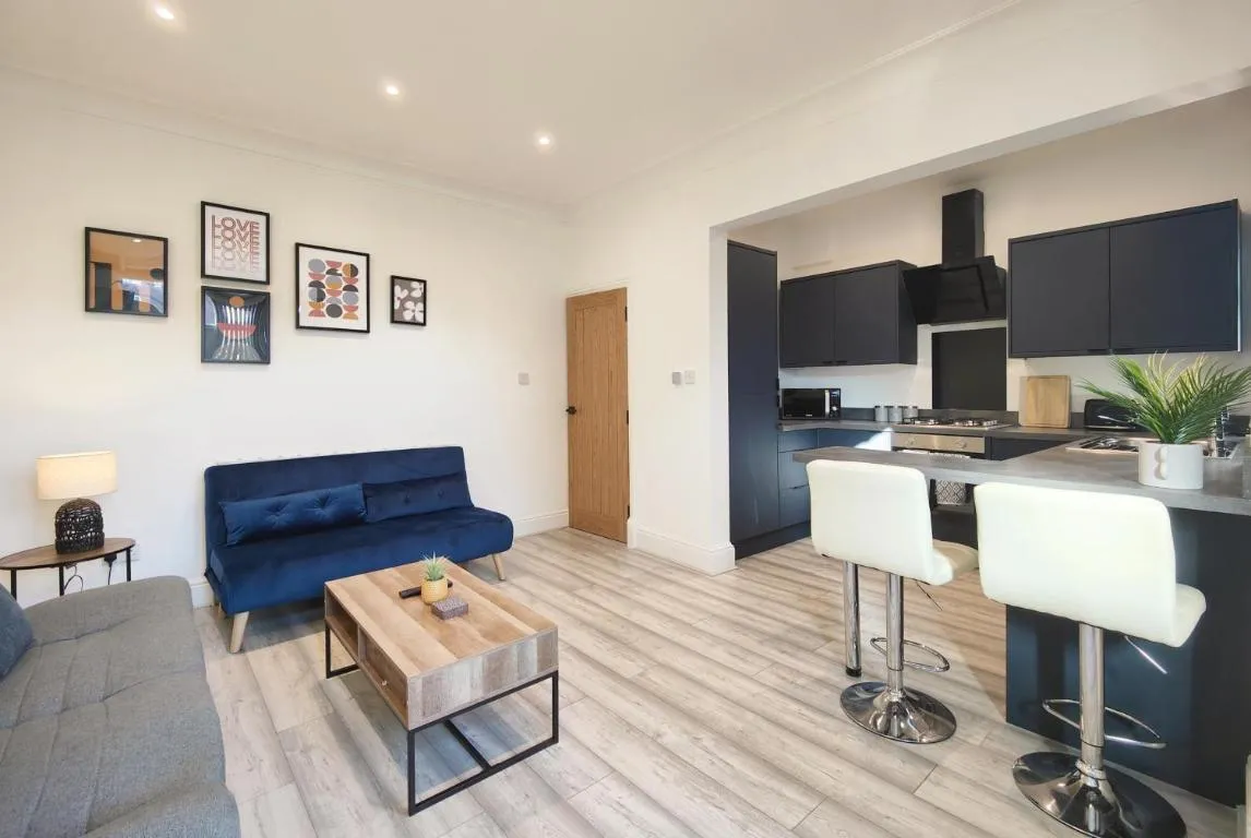 Image of Lindsay House – South Manchester Stylish Townhouse With Free Parking