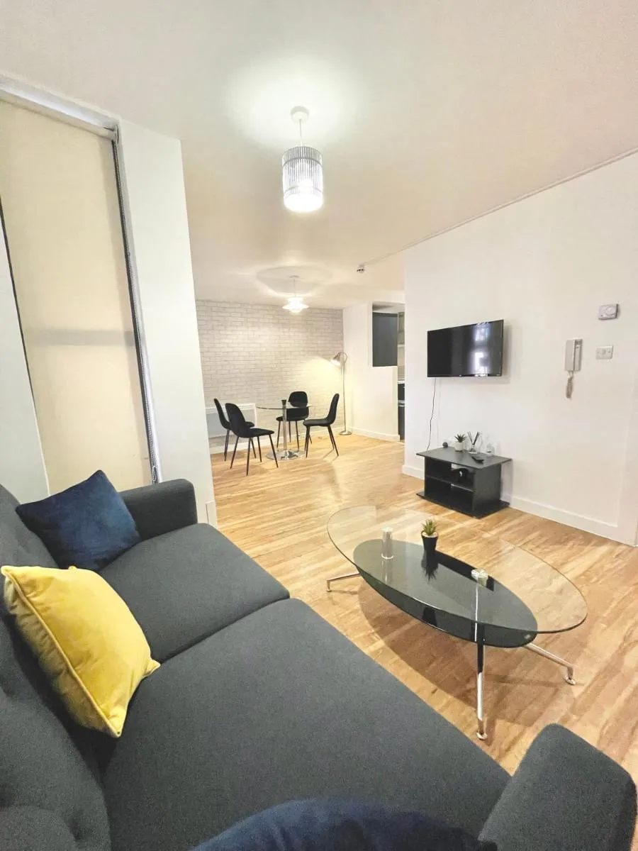 Image 4 of Lovely 2 – bedroom condo in Manchester City centre