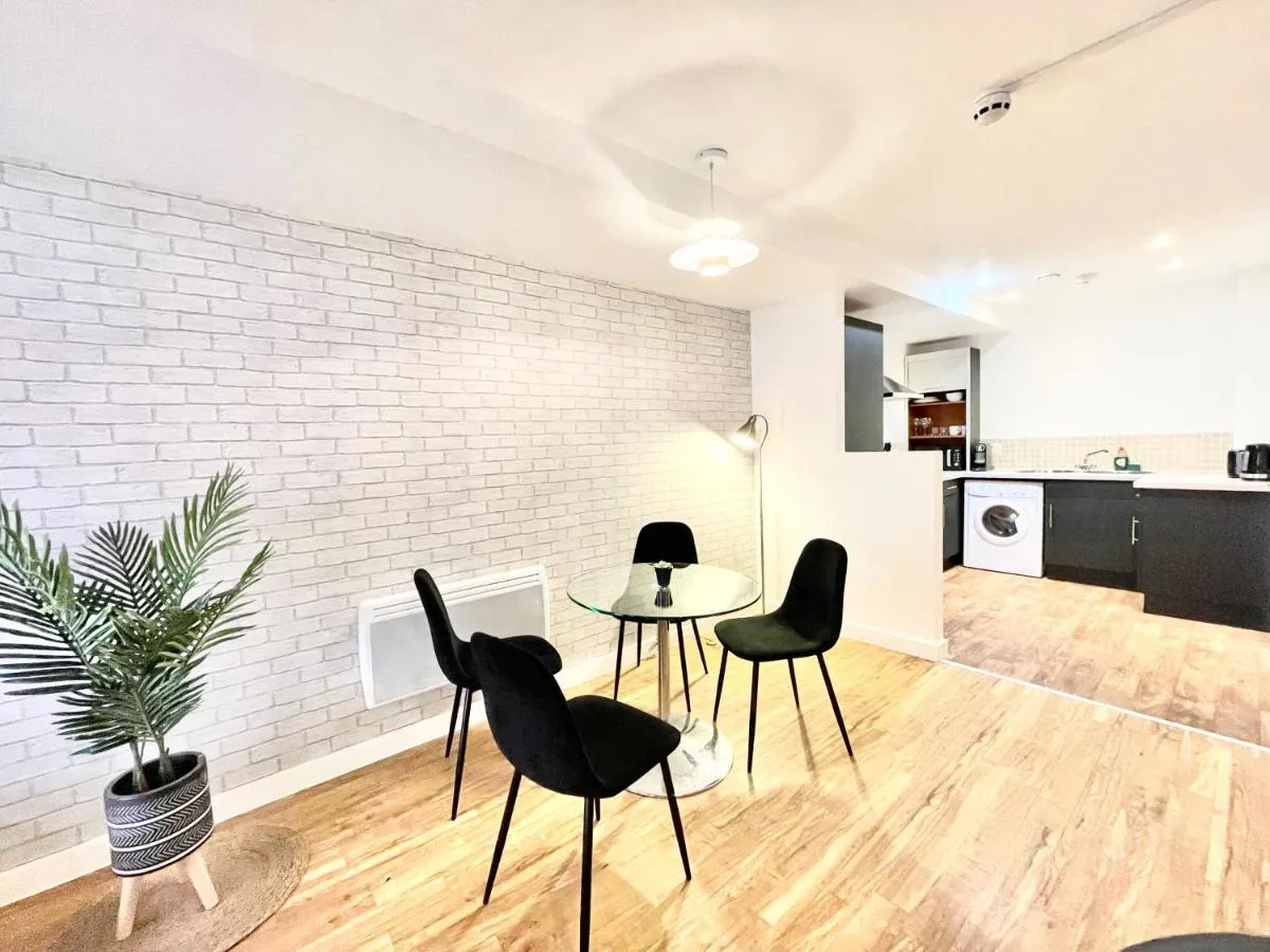 Image 2 of Lovely 2 – bedroom condo in Manchester City centre
