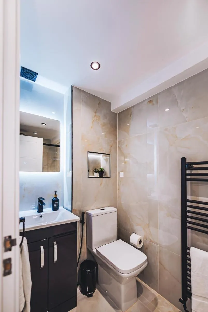 Image 3 of Luxurious 3 Bed Home, Free Parking