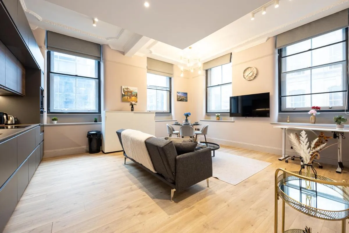 Image 4 of Luxury 2BR Apt In City Centre