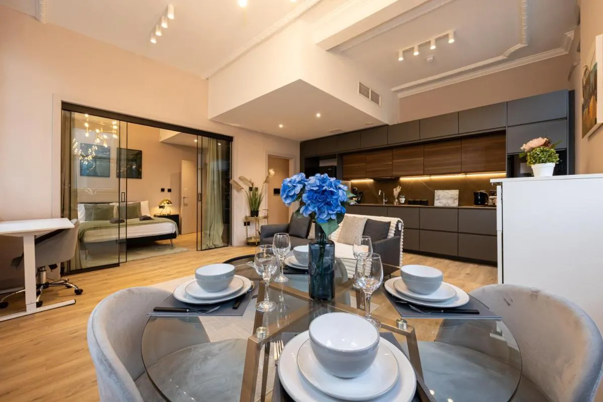 Image 3 of Luxury 2BR Apt In City Centre