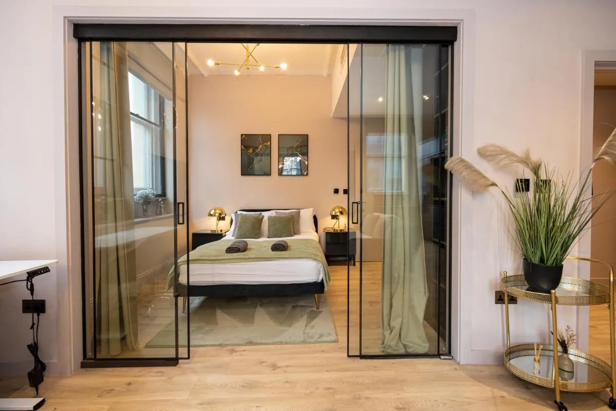 Image 2 of Luxury 2BR Apt In City Centre