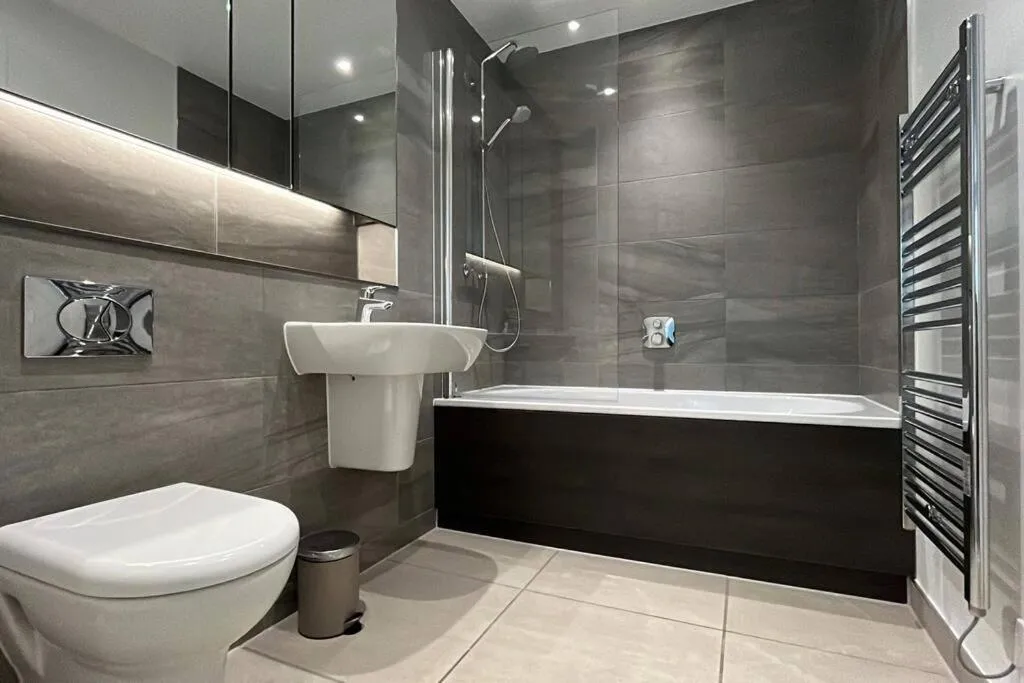 Image 2 of Luxury 2 Bedroom Apartment in Manchester