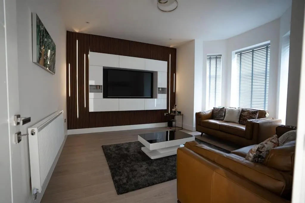 Image of Luxury 6 Bed near city centre with Cinema Room & games room plus 5 bathrooms