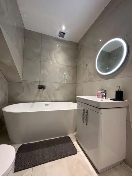 Image 3 of Luxury 6 Bed near city centre with Cinema Room & games room plus 5 bathrooms