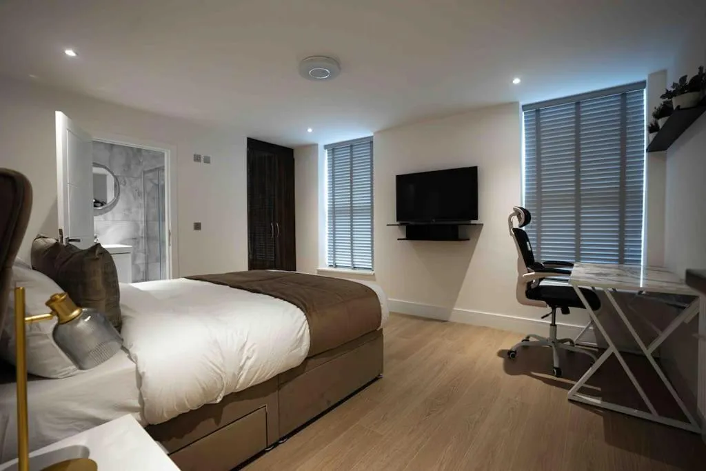 Image 4 of Luxury 6 Bed near city centre with Cinema Room & games room plus 5 bathrooms