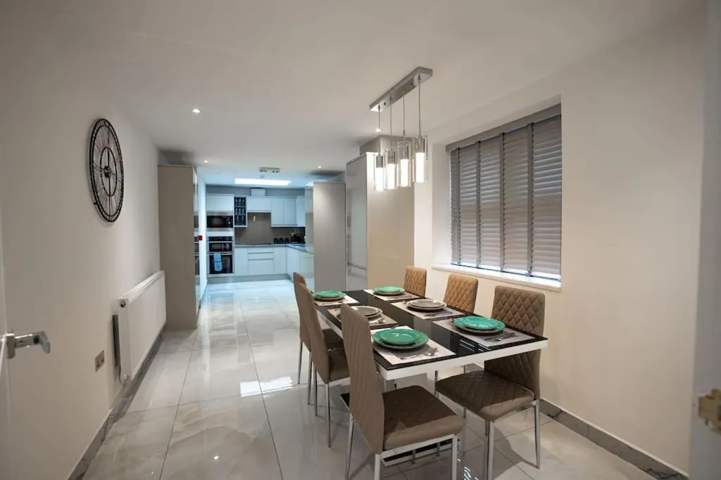 Image 2 of Luxury 6 Bed near city centre with Cinema Room & games room plus 5 bathrooms