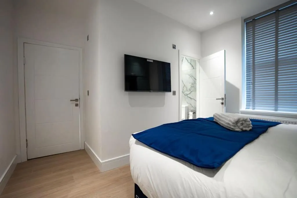 Image 6 of Luxury 6 Bed near city centre with Cinema Room & games room plus 5 bathrooms