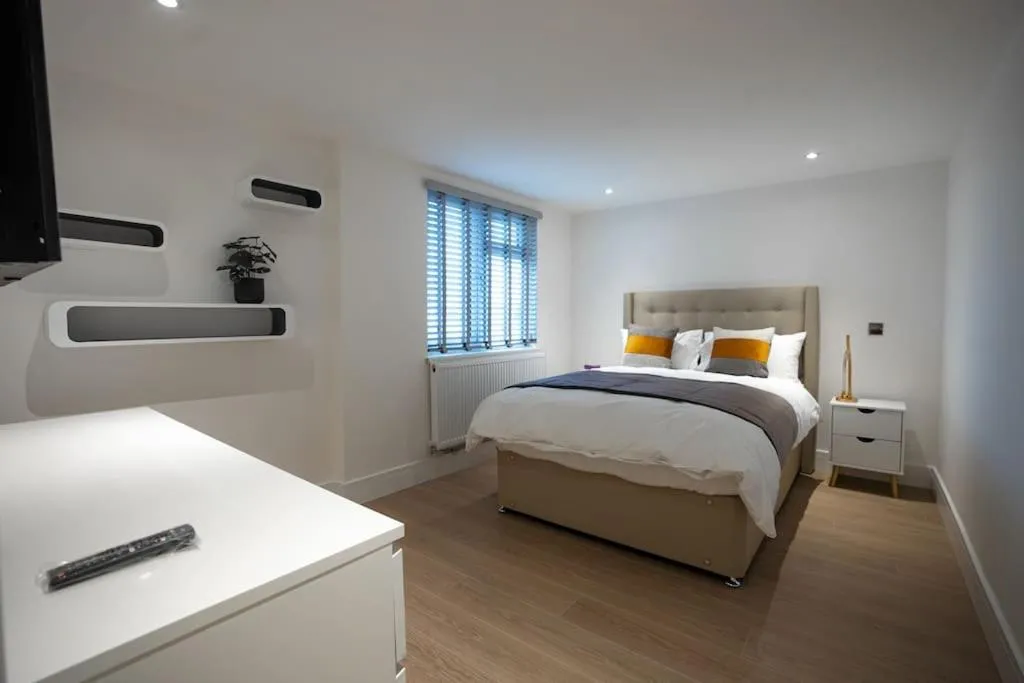 Image 1 of Luxury 6 Bed near city centre with Cinema Room & games room plus 5 bathrooms