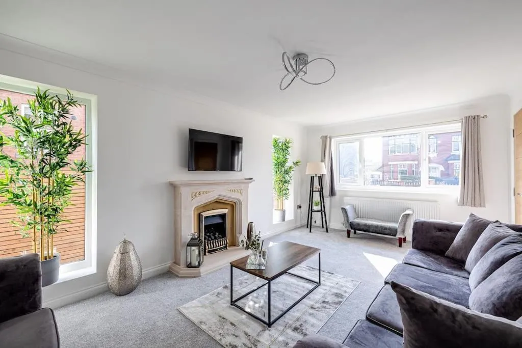 Image 4 of Luxury 7 Bedroom House in Didsbury, Manchester
