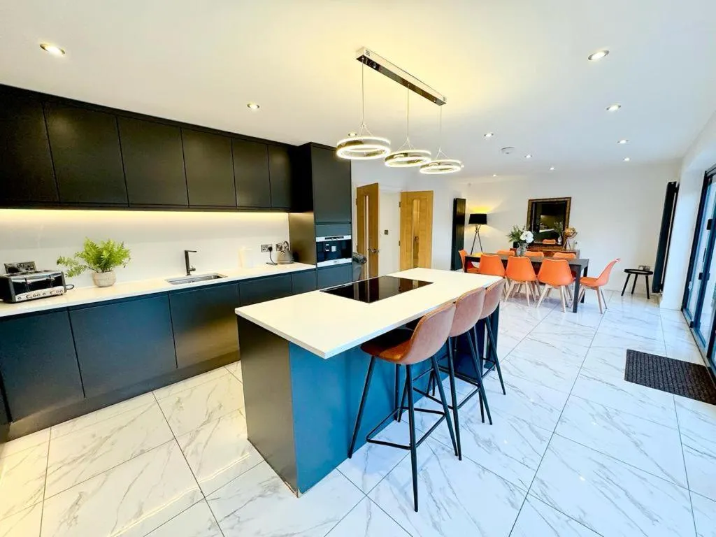 Image of Luxury 7 Bedroom House in Didsbury, Manchester