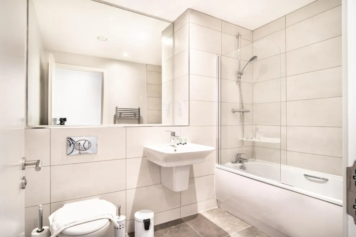 Image 2 of Modern 3 Bedroom Manchester Apartment