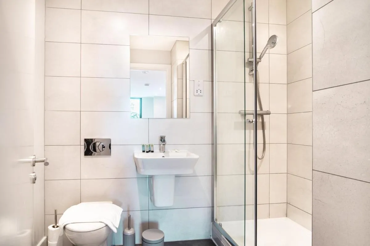 Image 6 of Modern 3 Bedroom Manchester Apartment