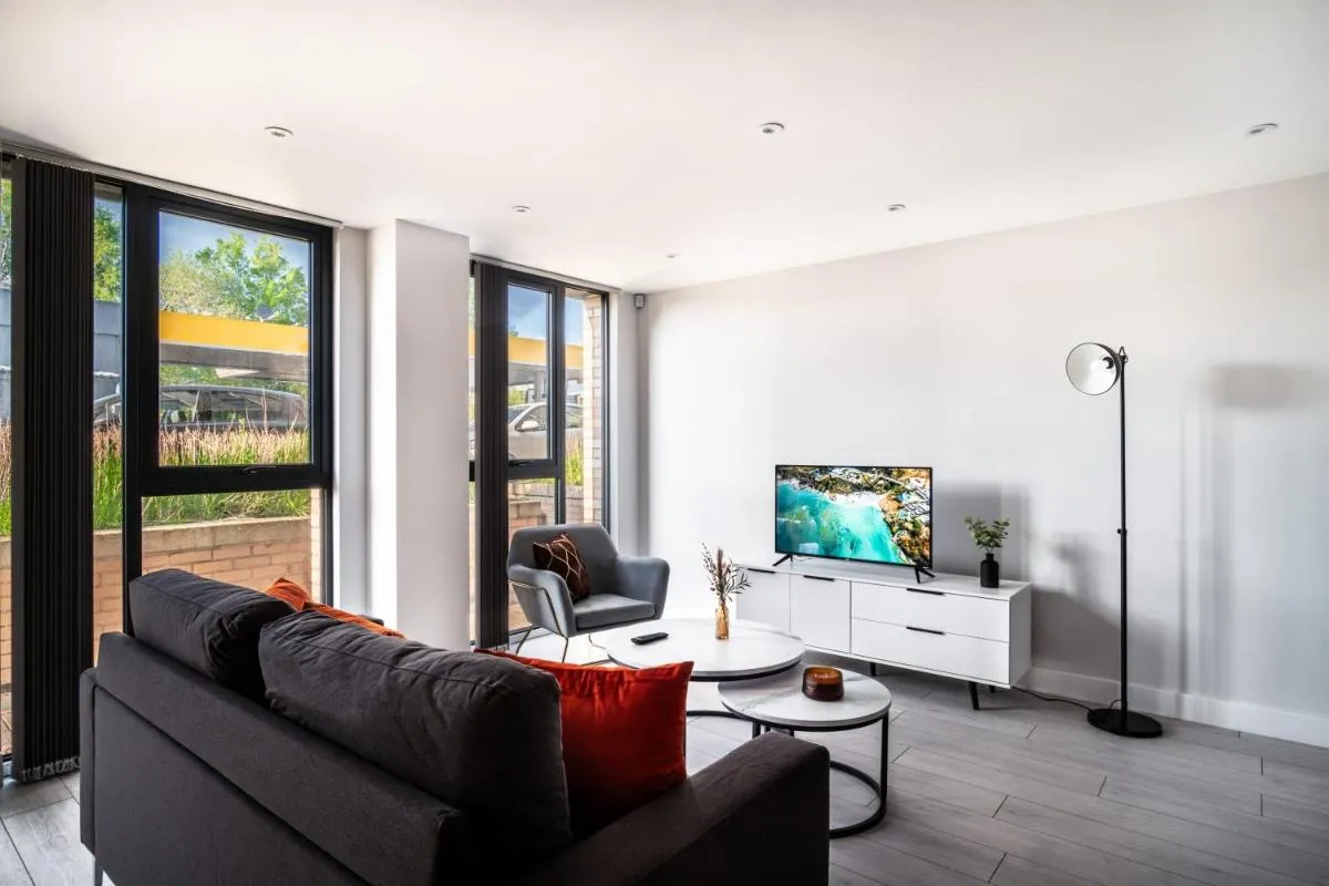 Image 4 of Modern 3 Bedroom Manchester Apartment