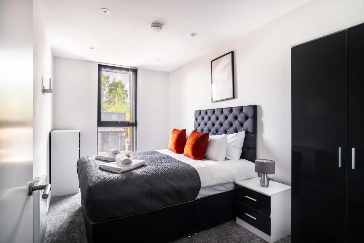 Image 5 of Modern 3 Bedroom Manchester Apartment