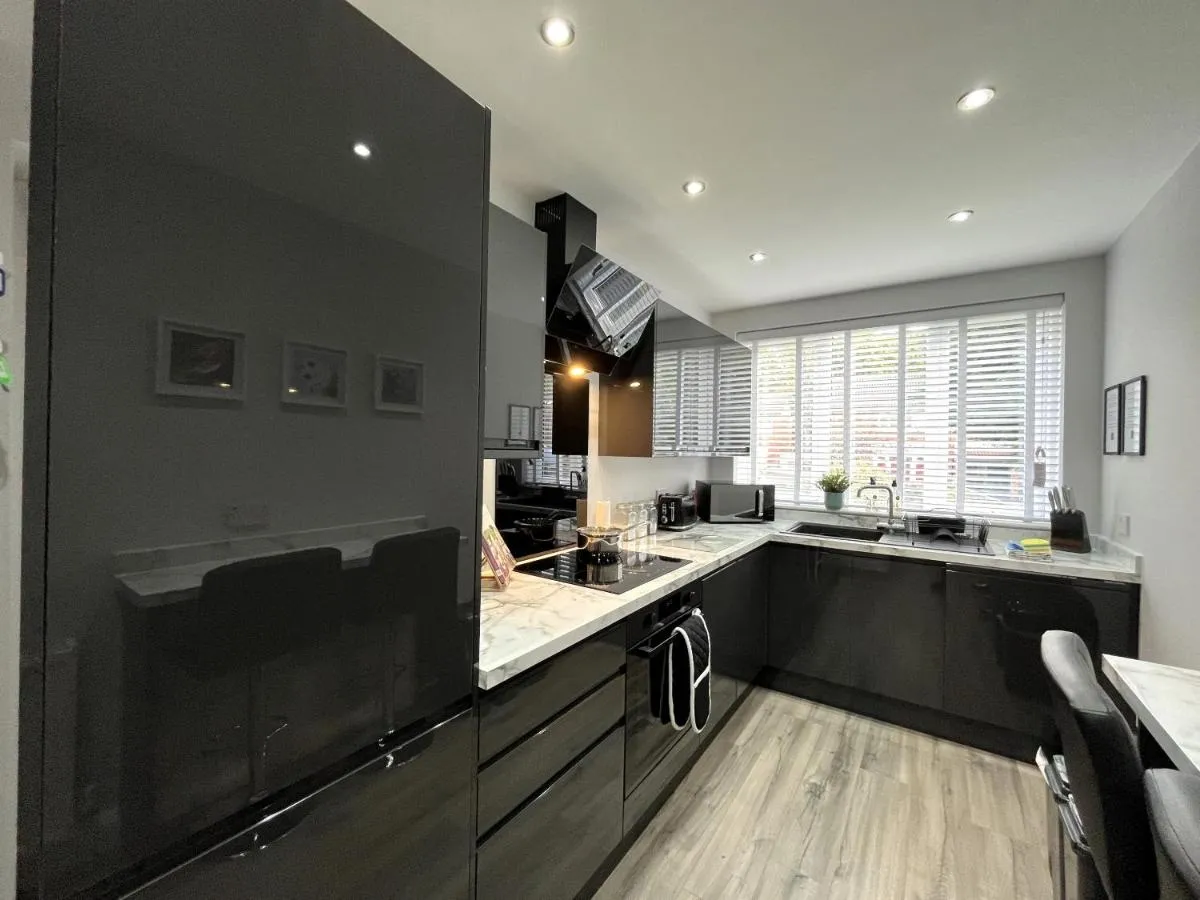 Image 1 of Modern 3-bed stay-away-home sleeps 6 nr Manchester