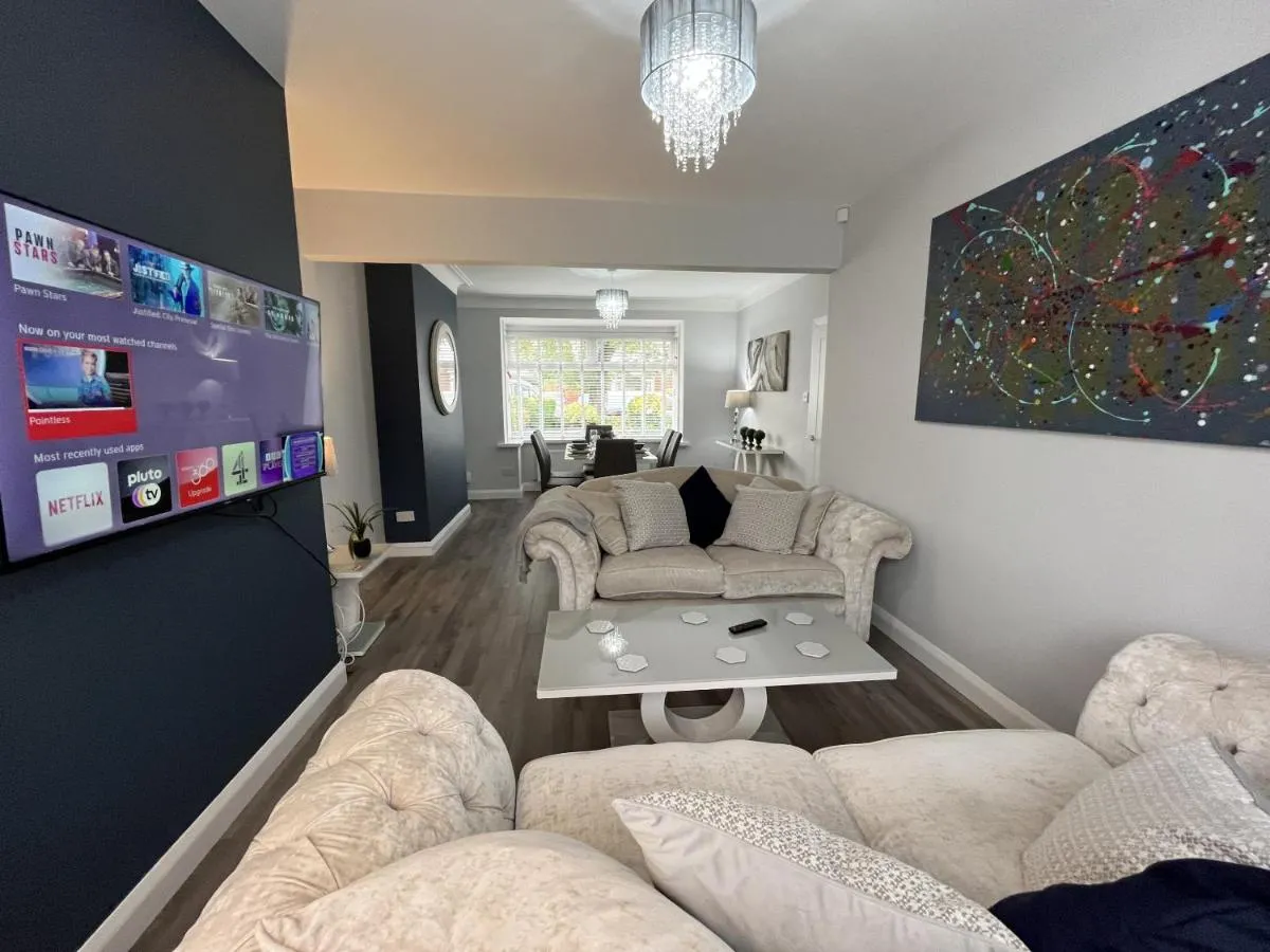 Image 2 of Modern 3-bed stay-away-home sleeps 6 nr Manchester
