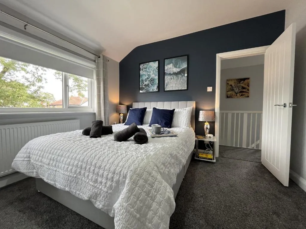 Image of Modern 3-bed stay-away-home sleeps 6 nr Manchester